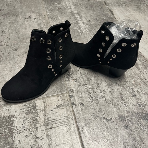 New Black Faux Suede Metallic Studded Cut Out Booties SZ 8.5 - Picture 1 of 8